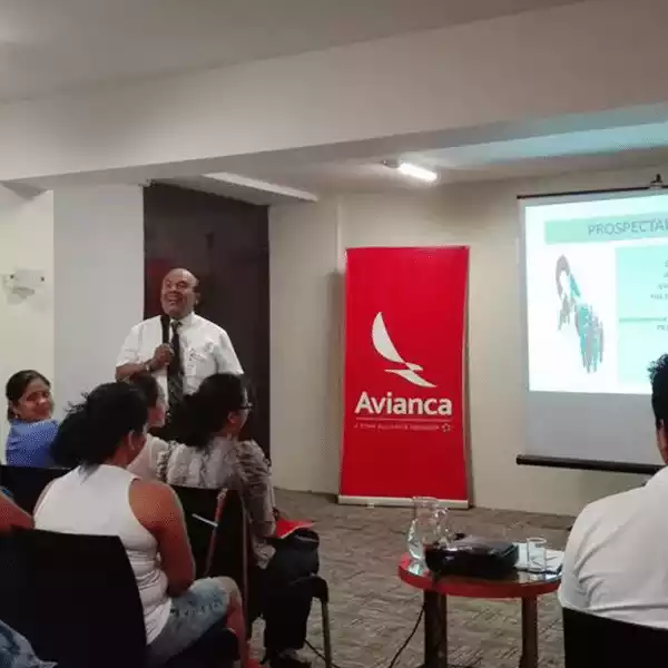 Juan Carlos Carrasco exponiendo frente a un grupo con micrófono
