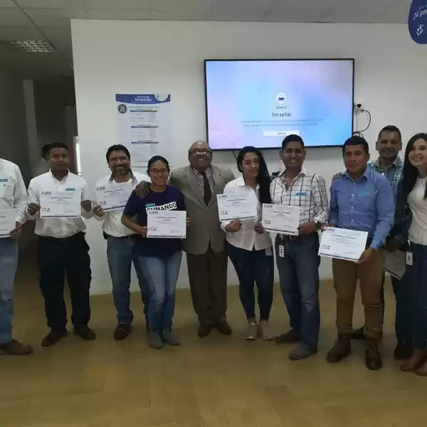 Participantes muestran sus certificados al terminar un entrenamiento
