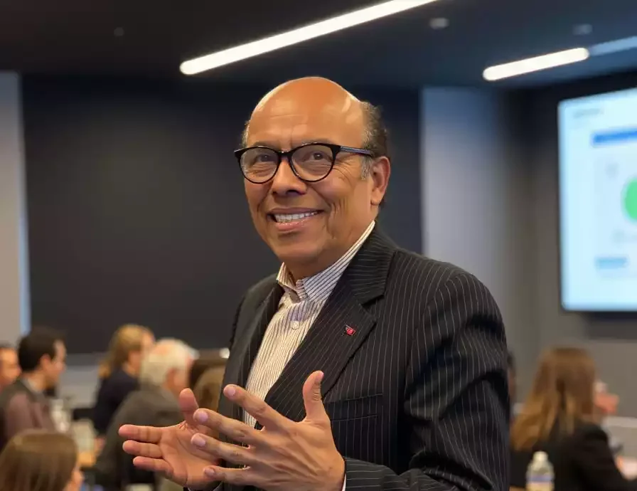 Mg. Ing. Juan Carlos Carrasco, director de JCCVENTAS PERÚ, durante una sesión con ejecutivos