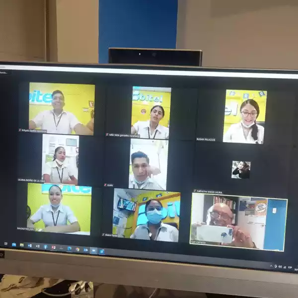 Grupo de participantes de una capacitación comercial