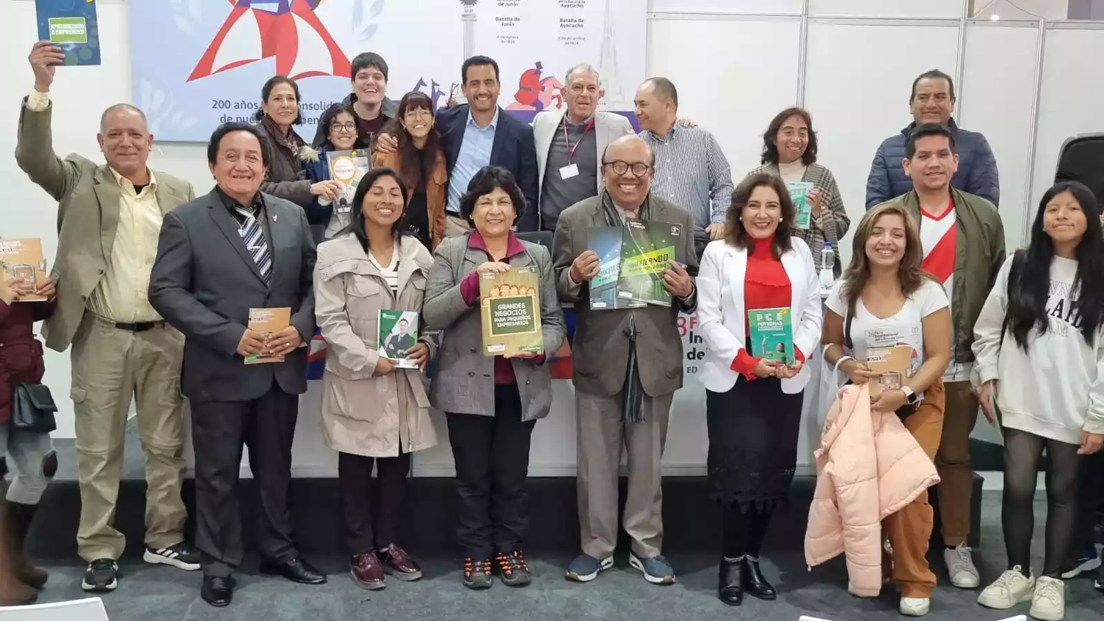 Juan Carlos Carrasco junto a participantes de una presentación