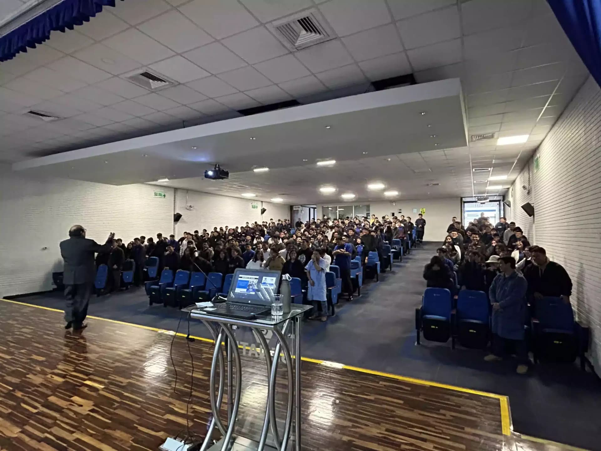 Auditorio lleno durante una conferencia de ventas de Juan Carlos Carrasco