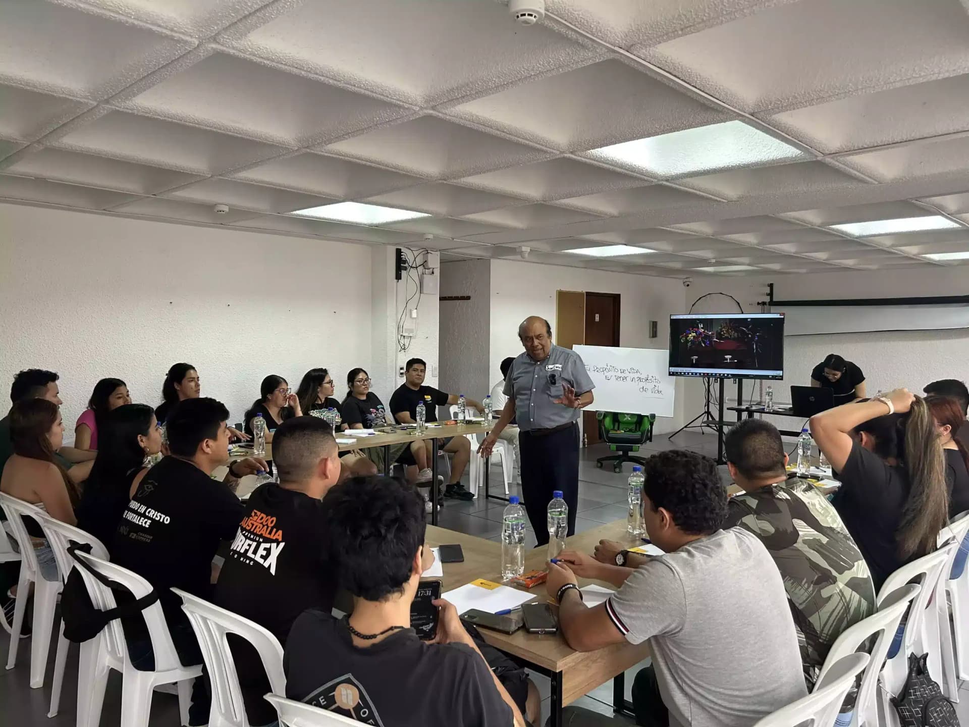 Juan Carlos Carrasco dirigiendo un taller con un equipo comercial
