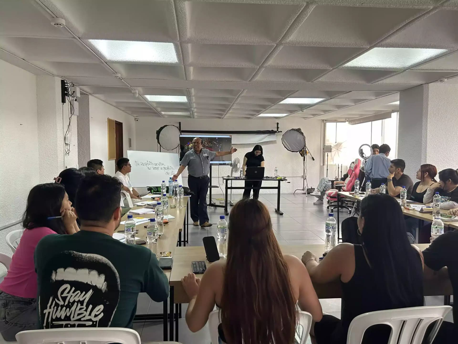 Participantes de un taller de capacitación en ventas