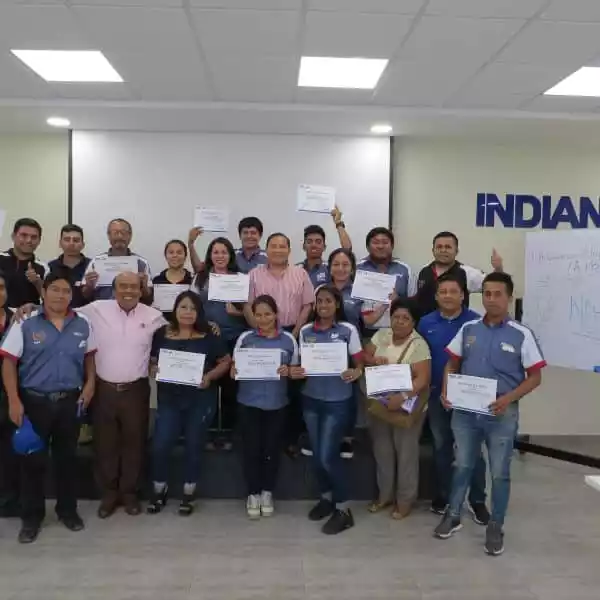Participantes con sus certificados al cierre de un entrenamiento