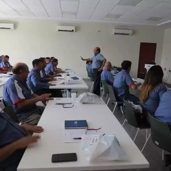Entrenamiento con personal en una sala de capacitación