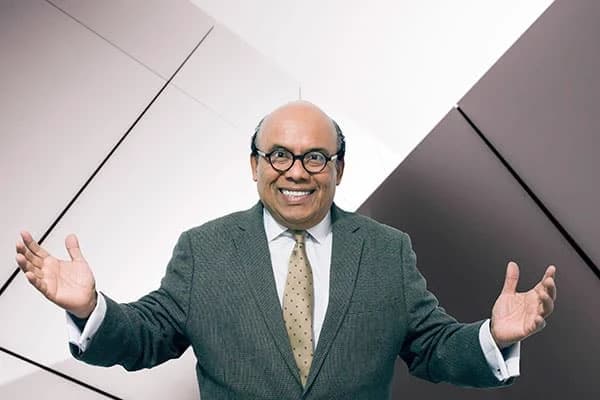 Retrato de Juan Carlos Carrasco con los brazos abiertos